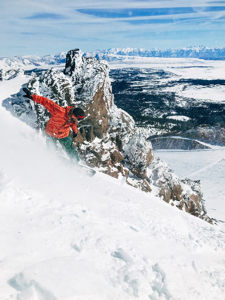 在雪山高山上玩速降滑雪