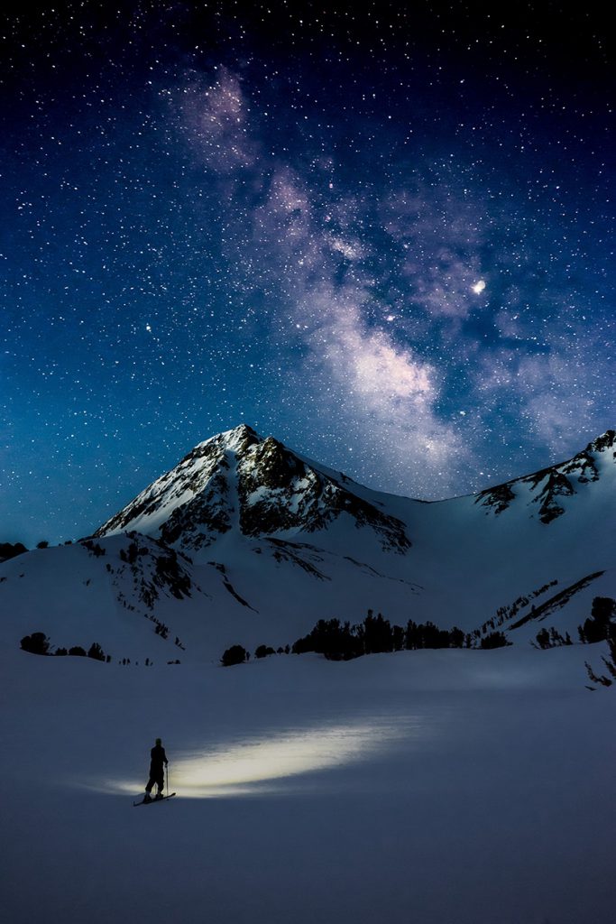 夜晚银河星空下的雪山滑雪场