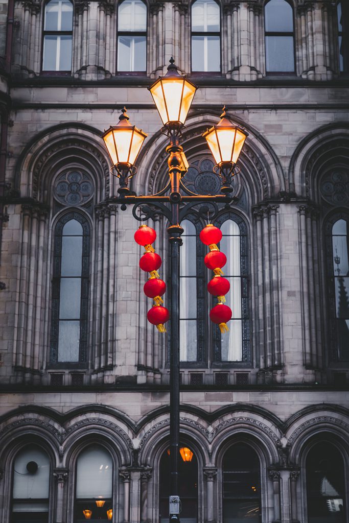 欧式路灯上挂着的中国红灯笼中西结合
