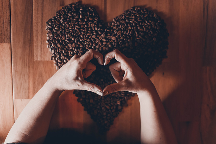 爱心咖啡比心