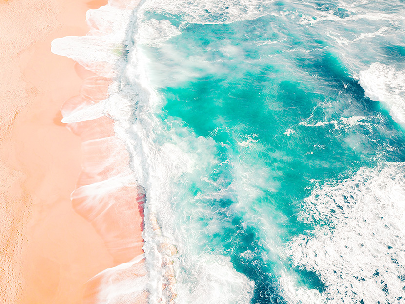 碧蓝的大海白色的浪花粉色的沙滩