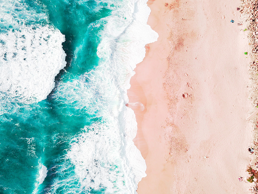 粉色沙滩碧绿色的海水白色的浪花