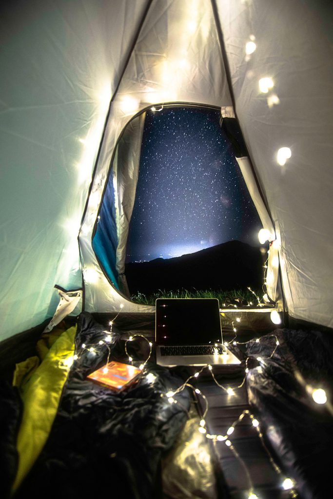 躺在帐篷里看星星