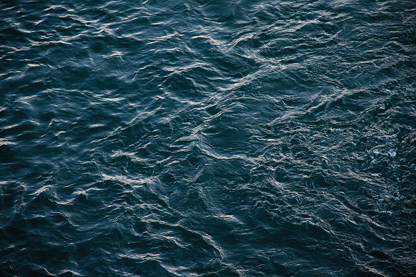 深蓝色的海面波浪