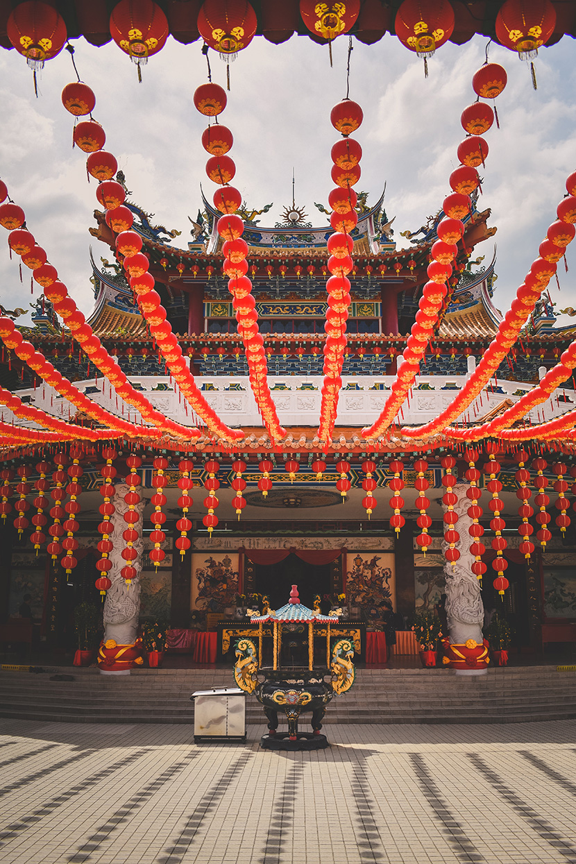 挂满小红灯笼的越南庙宇
