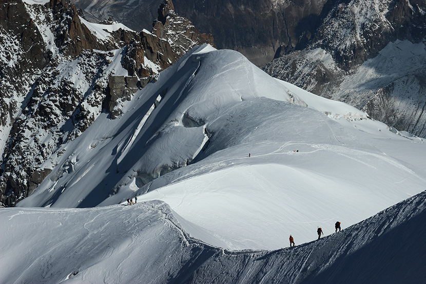 攀登雪山山峰的一群人