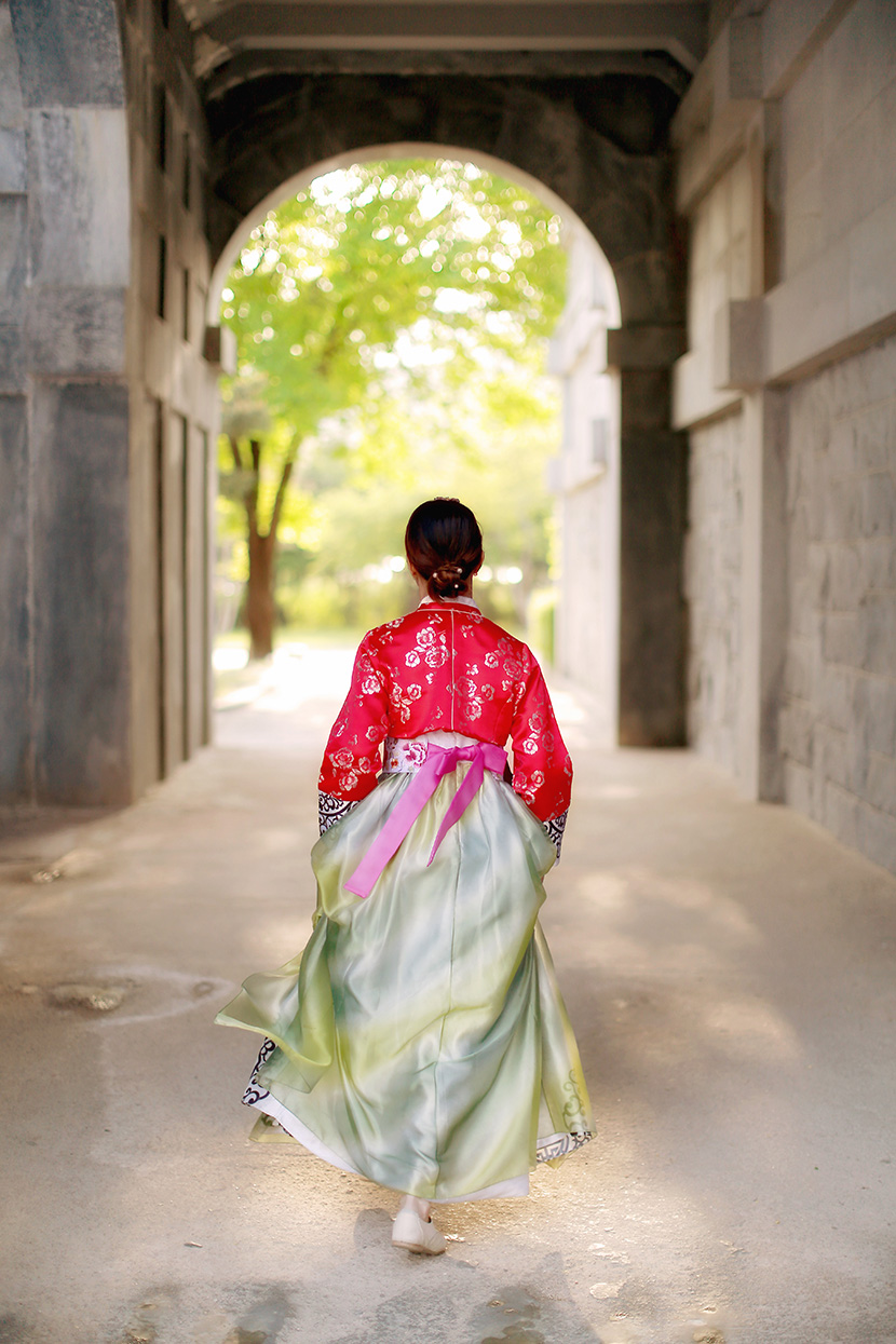 穿着朝鲜民族服装奔跑的少女背影