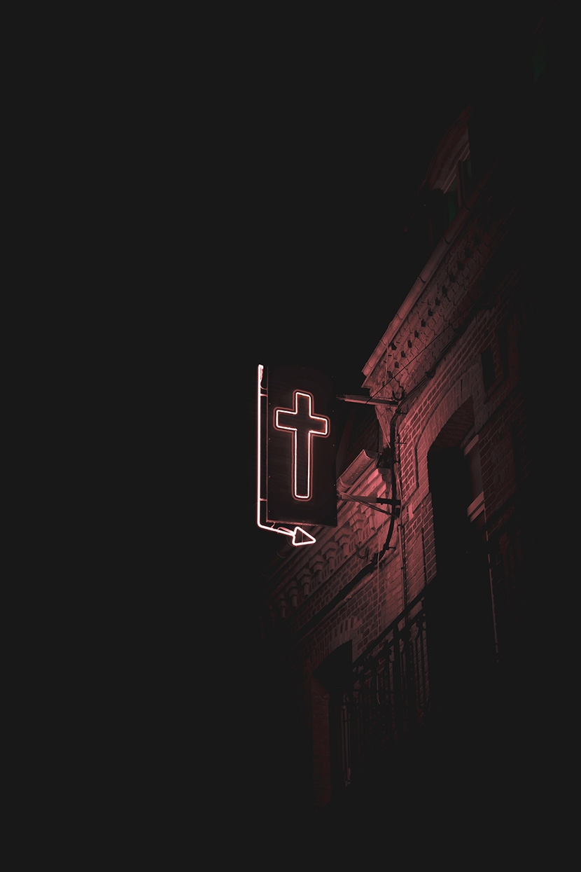 黑夜中的十字架教堂霓虹灯