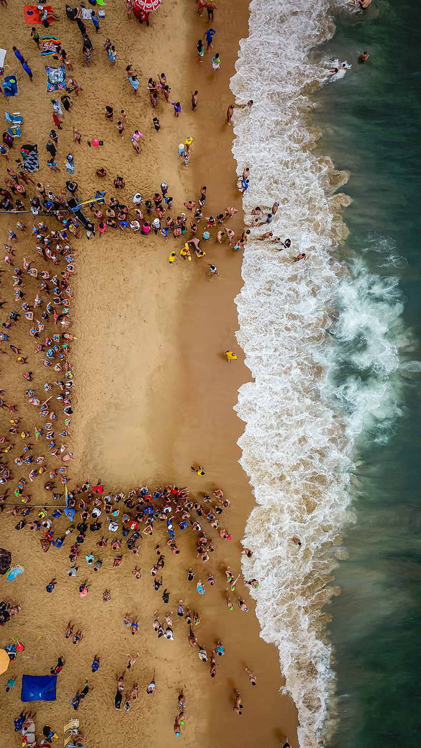 海边沙滩上的人们