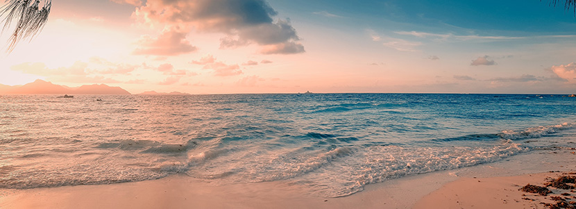 夕阳下的碧海蓝天沙滩美景