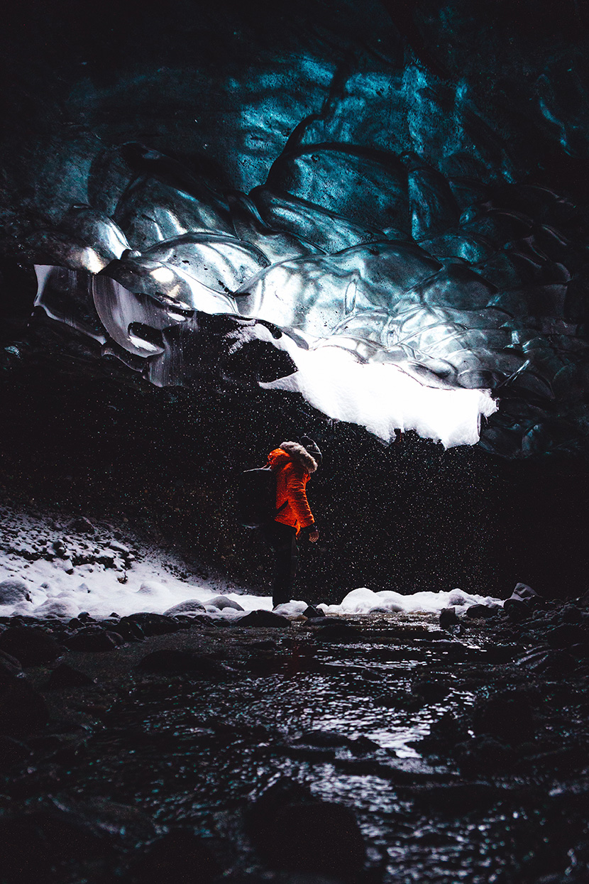 深山洞穴里的冰川
