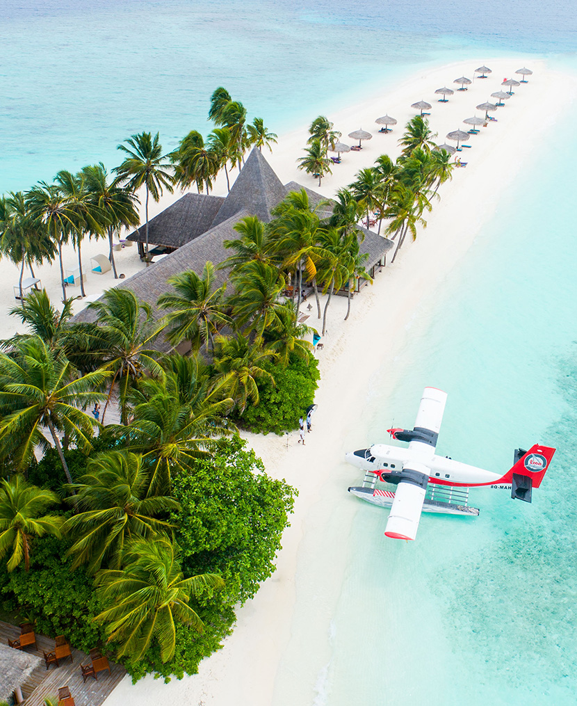 停靠在沙滩边的水上起飞的私人飞机