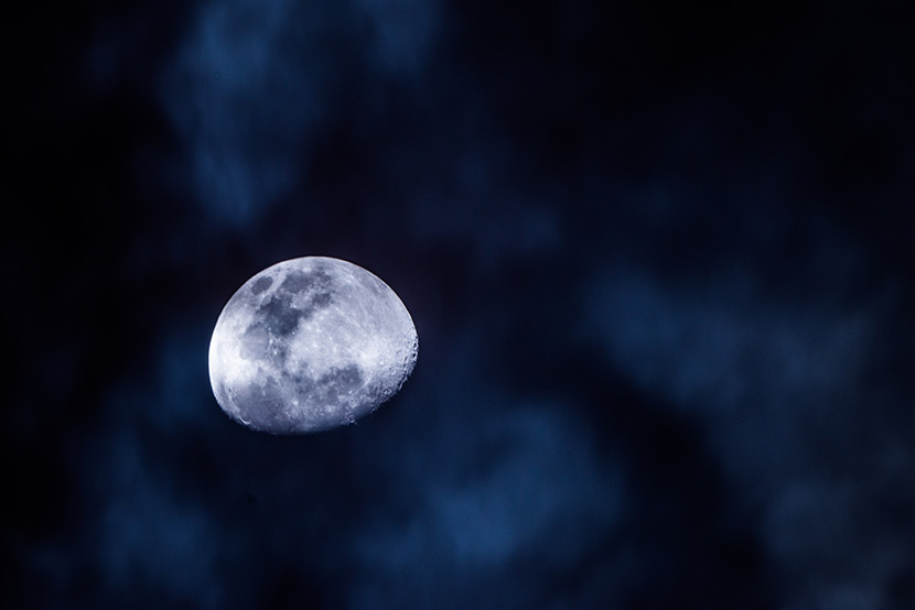 黑夜中的大月亮