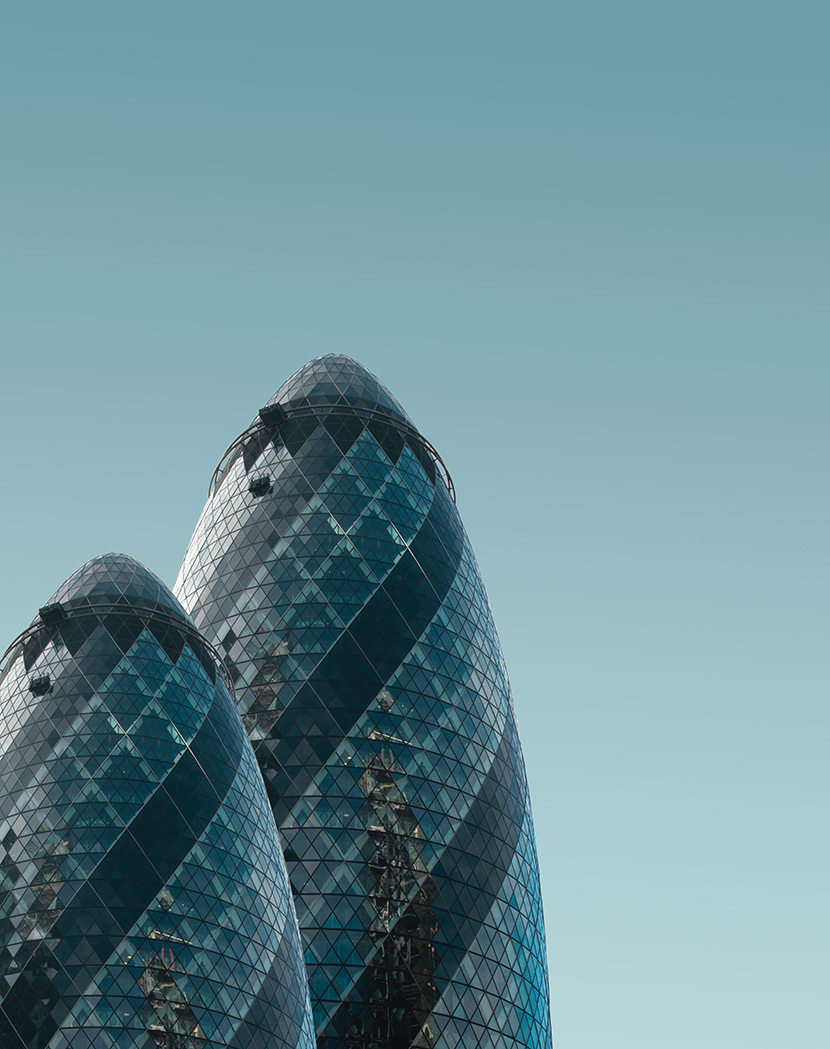位于伦敦金融城圣玛丽艾克斯30号的大楼由英国本土建筑大师诺曼·福斯特设计，是金融城的当代地标性建筑。建筑设计的未来感十足，曲线的线型十分流畅，被人们戏称为伦敦“小黄瓜”。