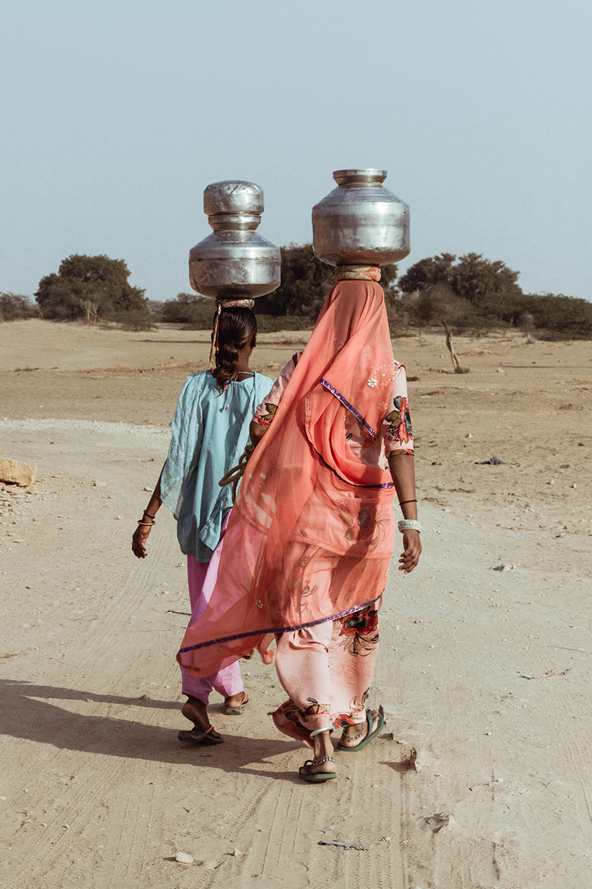 头顶水罐的印度妇女