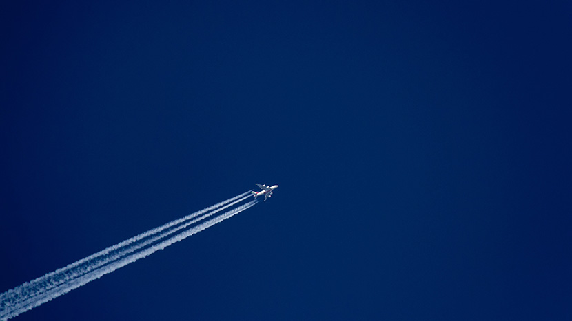 蓝天上空的客机