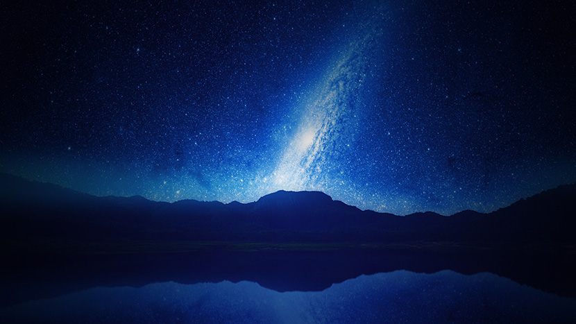 黑色夜空中的银河高山湖泊