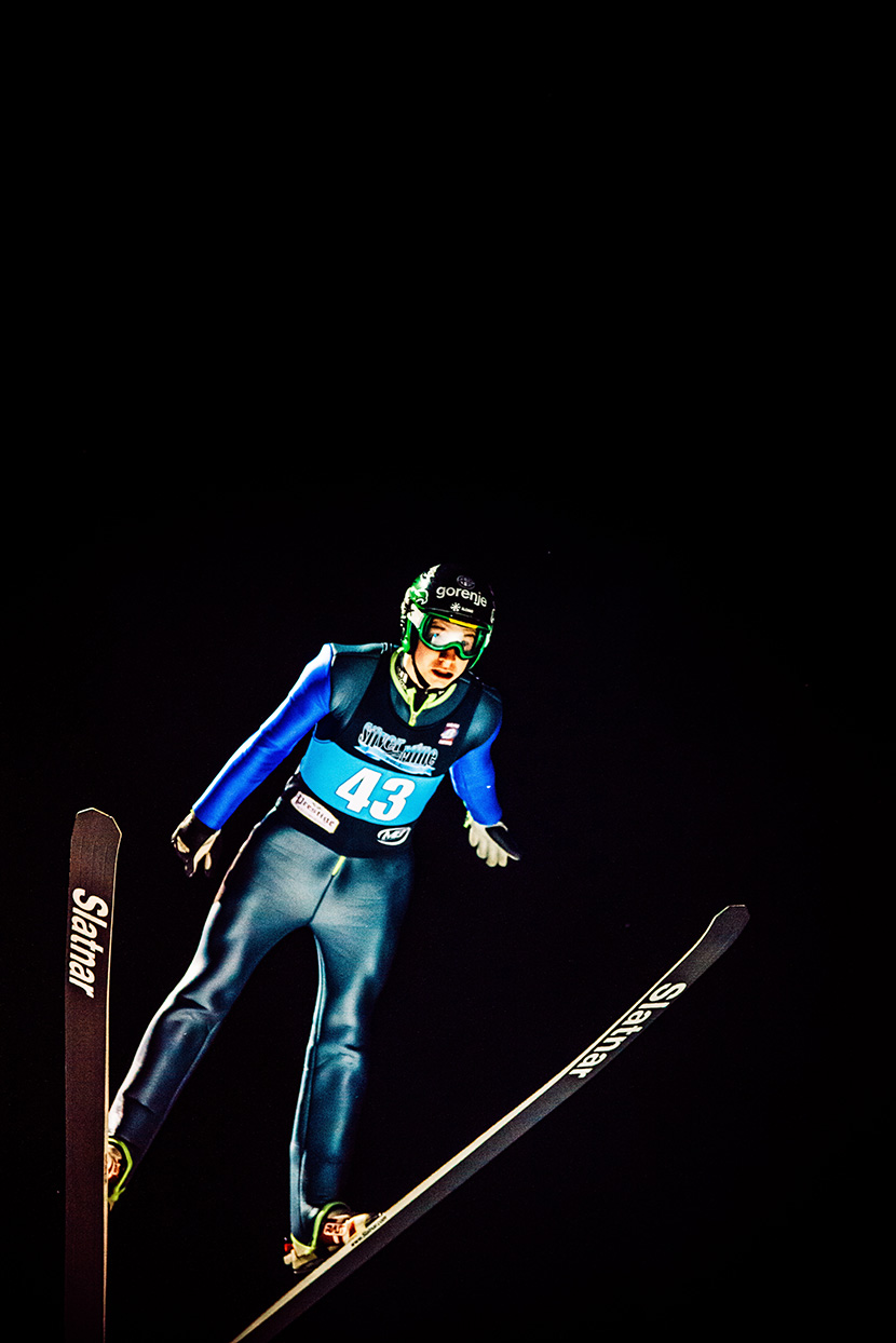 黑夜中的高台滑雪运动员