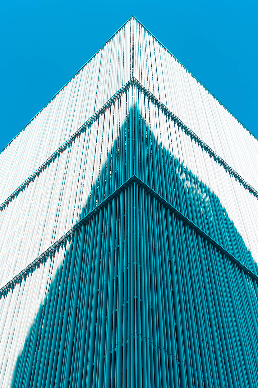 蓝天下的现代建筑