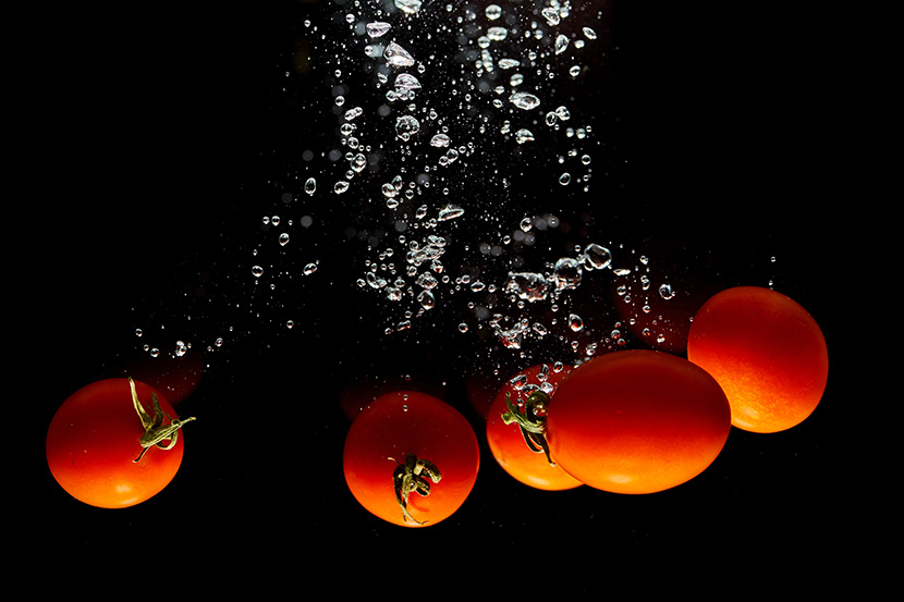 水中的几颗小番茄