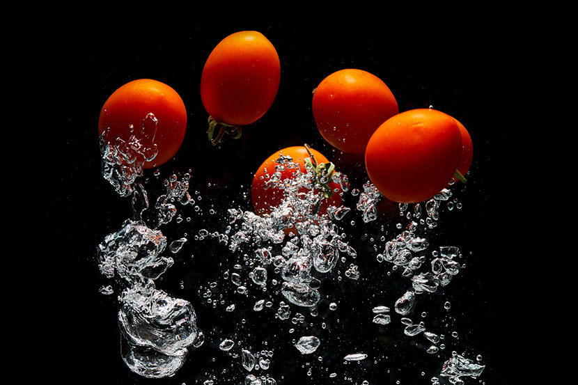 倒入水中的番茄