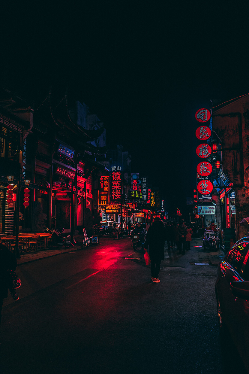 霓虹灯闪烁的中国古镇商业街