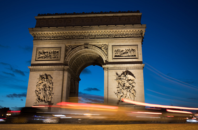 凯旋门（法语：L’Arc de Triomphe），位于法兰西共和国首都巴黎市中心城区香榭丽舍大街，地处巴黎戴高乐星形广场中央，是为颂扬奥斯特里茨战役胜利，由法兰西第一帝国皇帝拿破仑主持修建的一座纪念性建筑，是法国国家象征之一、法国四大代表建筑之一、巴黎市地标纪念碑。