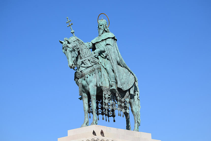匈牙利布达佩斯英雄广场的圣伊什特万塑像（匈牙利文：Szent István，英文：Saint Stephen）第一任国王，被视为匈牙利国家的创建者。