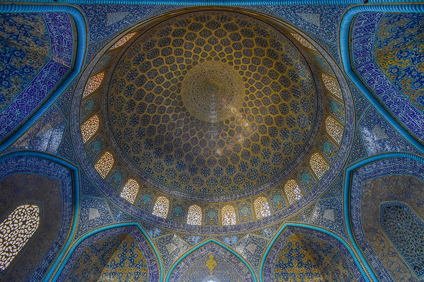 中东清真寺里的漂亮蓝色穹顶