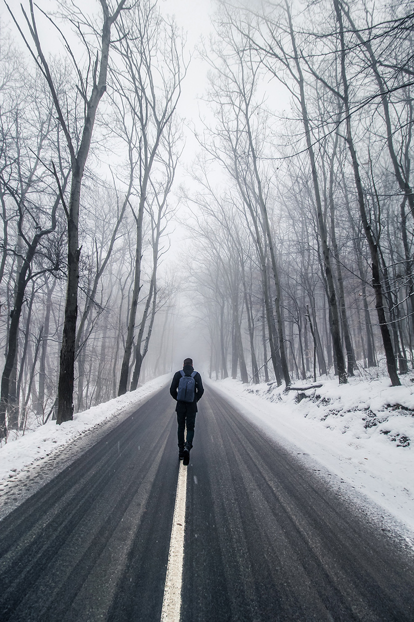 冬天一个人走在空旷的马路上