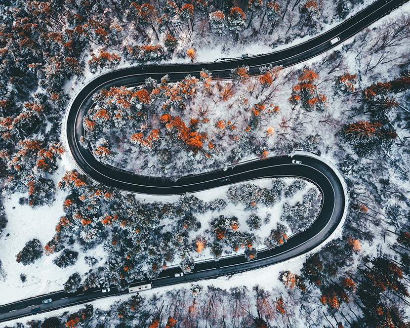 雪地森林中的S型公路