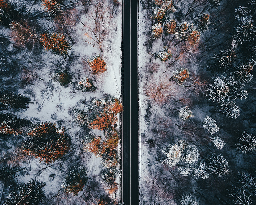 冬天雪地森林中笔直的公路