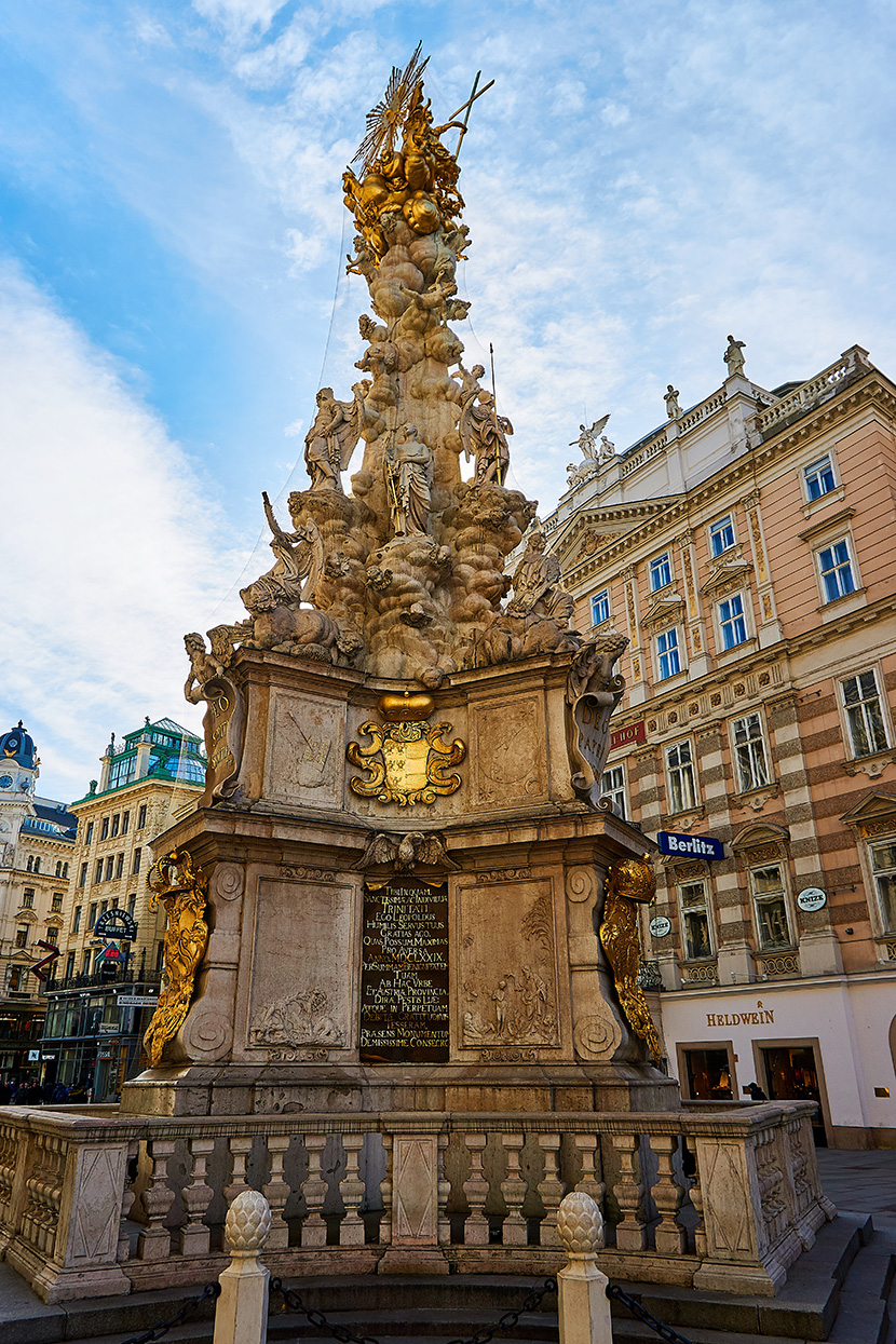 维也纳黑死病纪念柱位于内城壕沟大道(Graben)的中央，是欧洲最大的巴洛克式的“黑死病纪念柱”。1679年的维也纳黑死病肆虐，鼠疫几乎夺走了三分之二维也纳人的生命。后来为了纪念死于鼠疫的受难者，奥地利皇帝利奥波特一世下令建造了这尊黑死病纪念柱。在这根纪念柱的外型台座上描绘着神创天地、黑死病流行、最后的晚餐等浮雕。柱身表现了皇帝摘下皇冠，半跪在地上祈求上帝保佑自己的臣民以及在天使的指引下，圣人打倒化身女巫的黑死病。碑文则在提示世人，勿忘上帝给这座城市带来的惩罚。