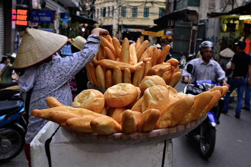 越南街上小贩卖的法棍面包