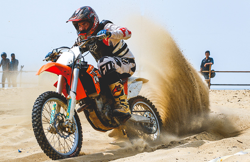 沙漠中的越野摩托车拉力赛