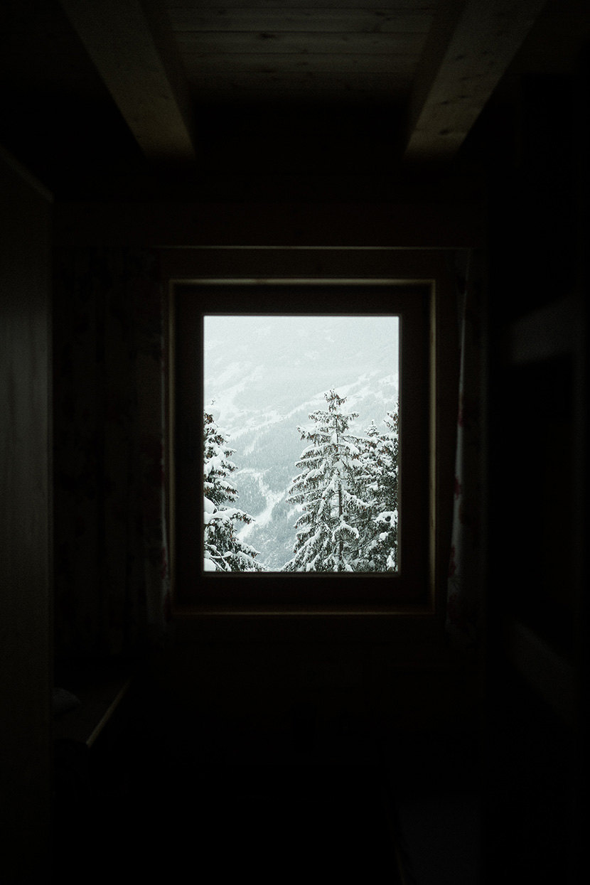 窗外的雪山风景