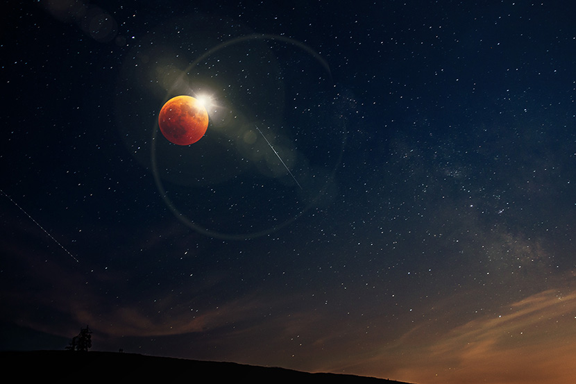 夜空中的红月亮