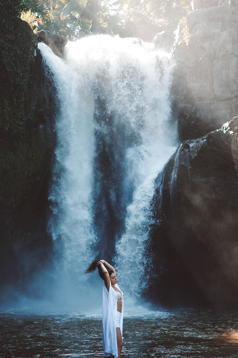 瀑布前的泳装少女