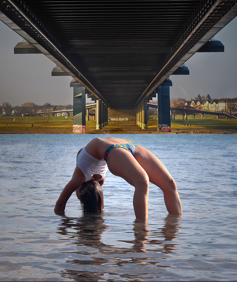 大桥底下的泳装女子
