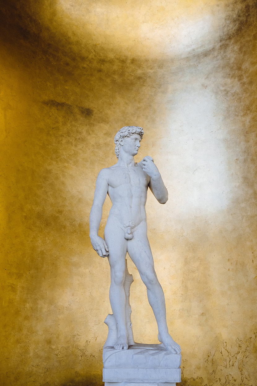 《大卫》是1501年—1504年间意大利雕塑家米开朗基罗·博那罗蒂创作的大理石雕塑，现收藏于意大利佛罗伦萨美术学院。