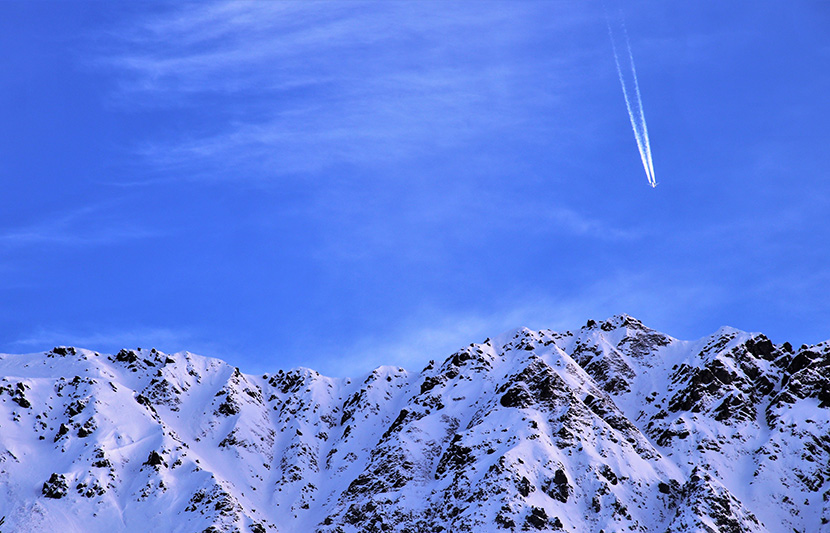 雪山上空的飞机