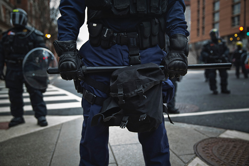 国外的武装警察在街头巡逻
