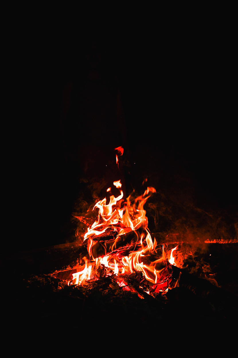 黑漆漆的户外夜晚中的一堆篝火