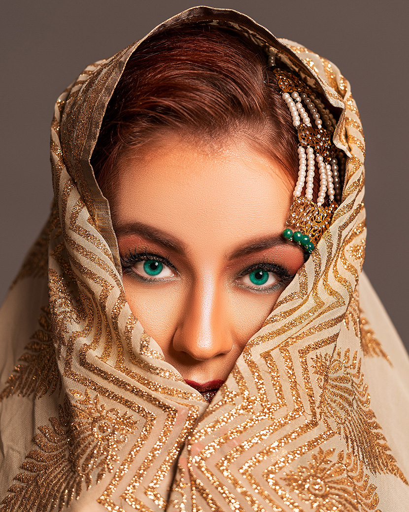 漂亮绿色眼眸的阿拉伯少妇