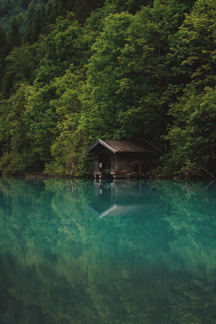 密林深处湖水边的小木屋
