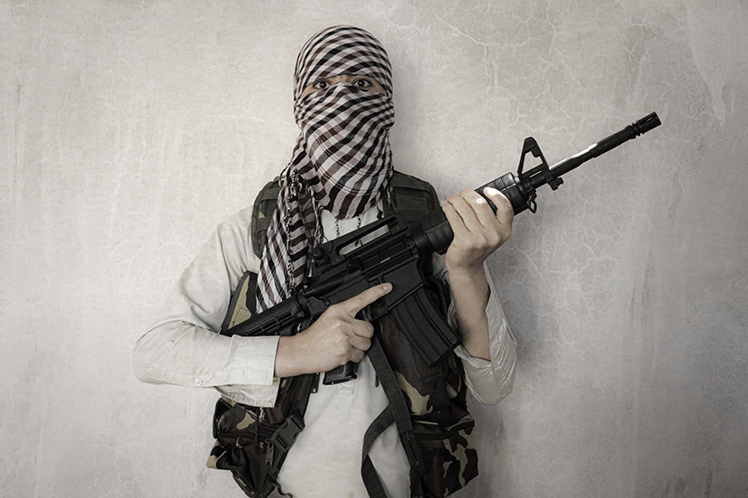 手拿美式m16步枪的穆斯林