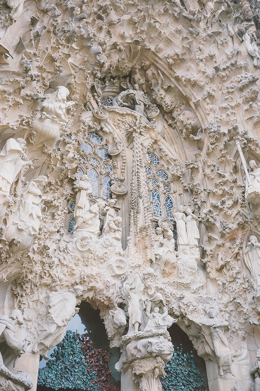 西班牙天主教大型教堂圣家族大教堂（加泰罗尼亚语：Basílica i Temple Expiatori de la Sagrada Família），又译作神圣家族大教堂，简称圣家堂（Sagrada Família），是位于西班牙加泰罗尼亚巴塞罗那的一座罗马天主教大型教堂，由西班牙建筑师安东尼奥·高迪（1852~1926年）设计。