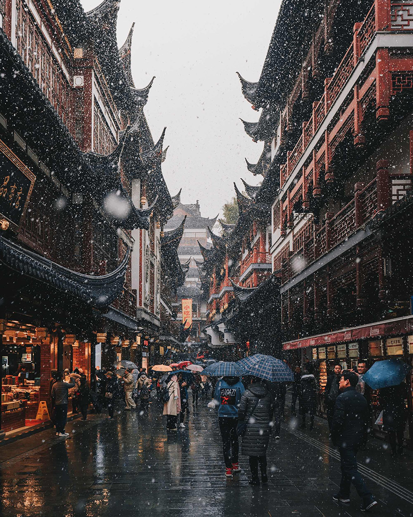 下雪下雨的上海老城隍庙小吃广场