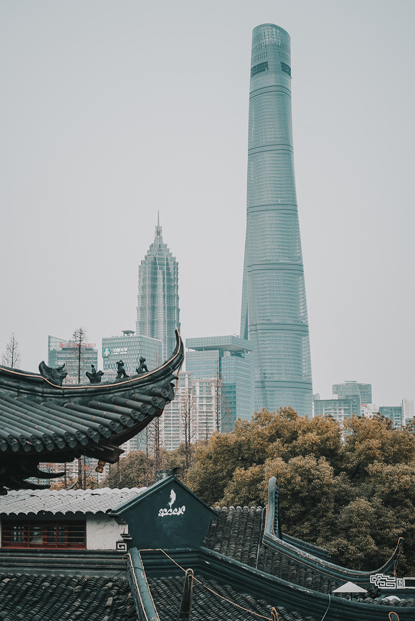 上海外滩现代高层摩天大楼与中国古建筑同框