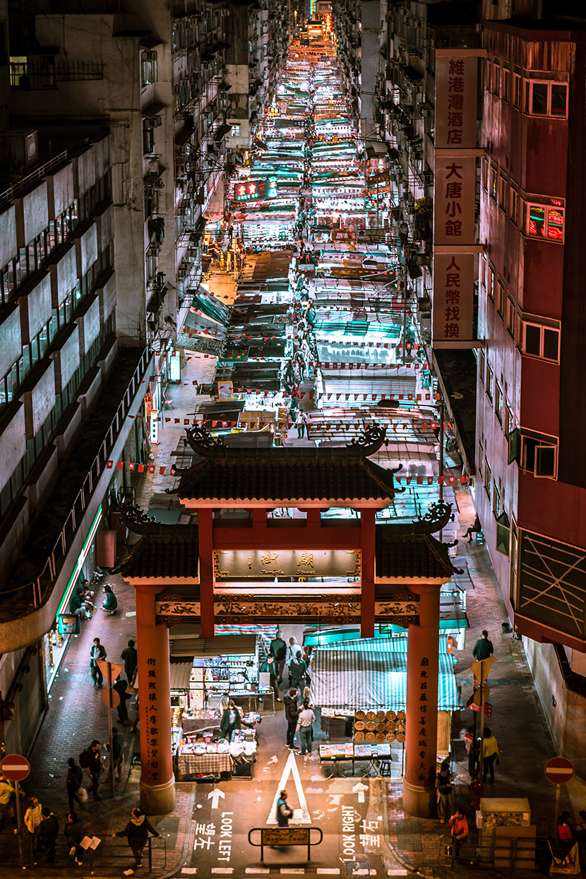 庙街（Temple Street）位于中国香港九龙油麻地，是香港一条富有特色的街道，同时也是香港最负盛名的夜市。很多电影都曾以该条街道取景。庙街以售卖平价货的夜市而闻名，被喻为香港的平民夜总会。